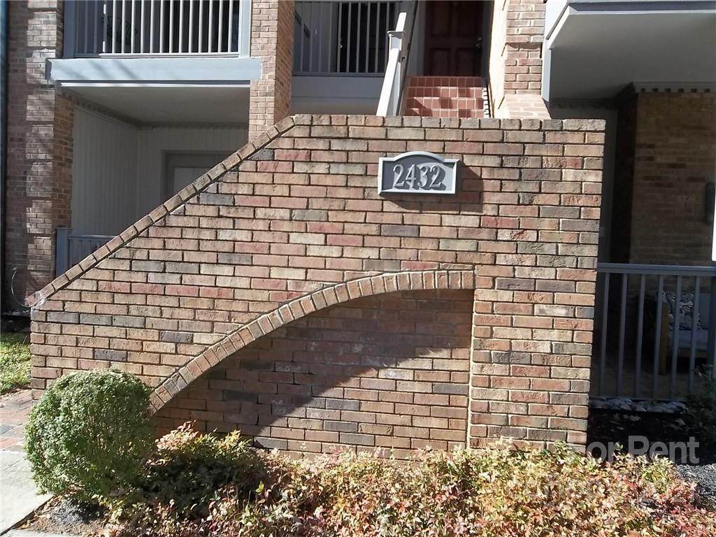 2432 Selwyn Avenue - Photo 1