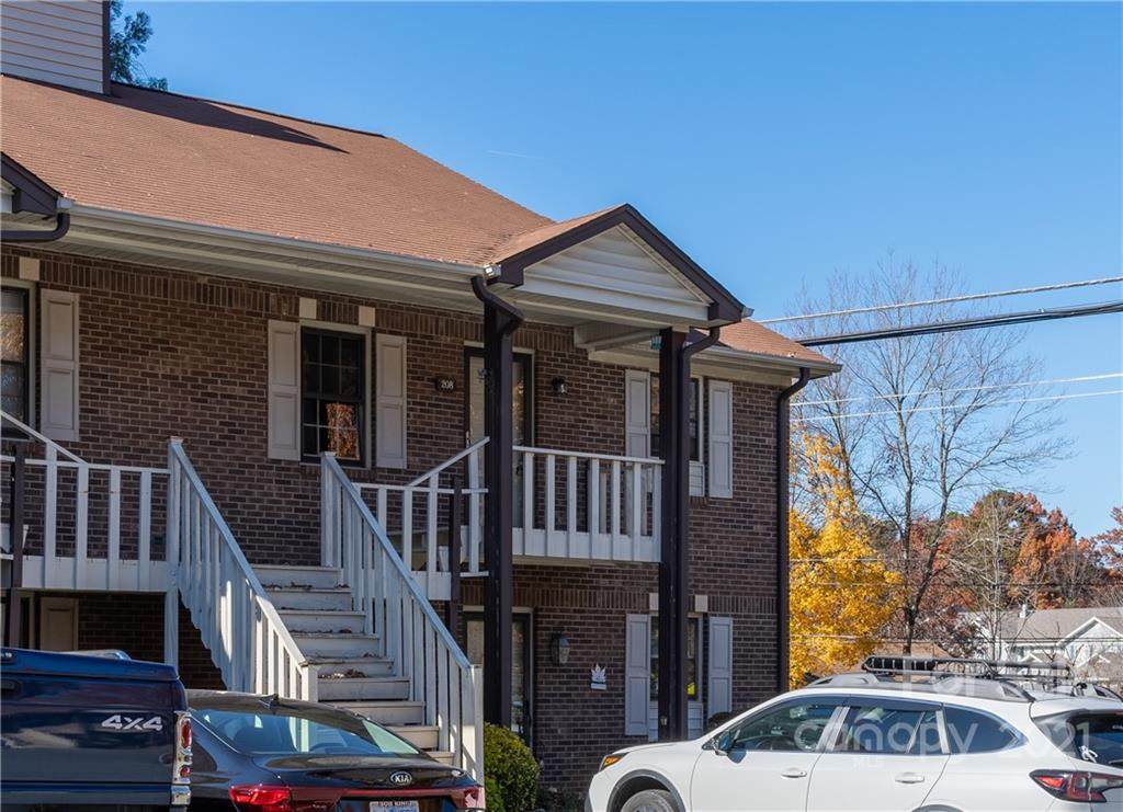 208 Olde Vineyard Court - Photo 1