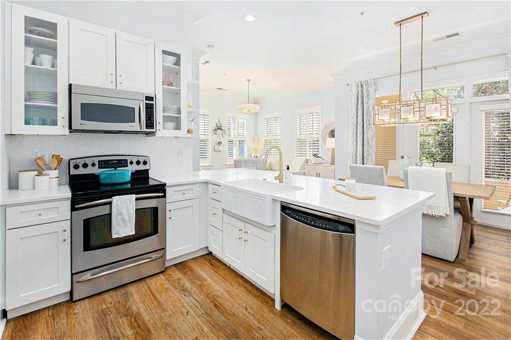 2946 Selwyn Avenue - Photo 1