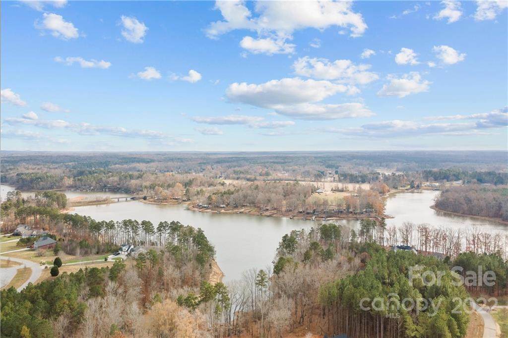 513 Sunset Pointe Drive - Photo 1