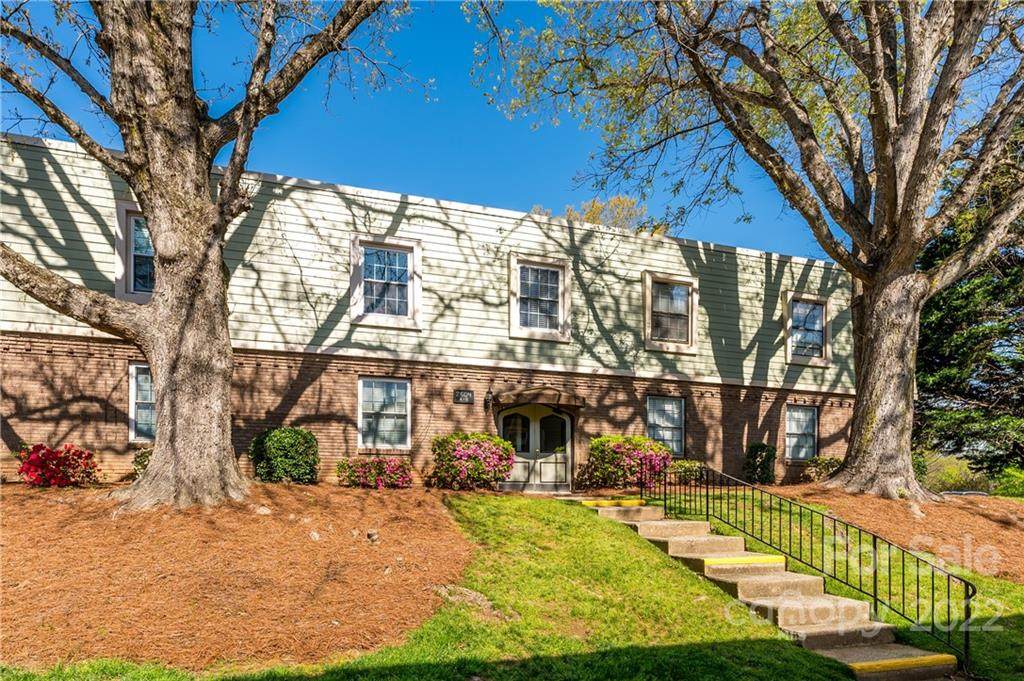 2604 Park Road - Photo 1