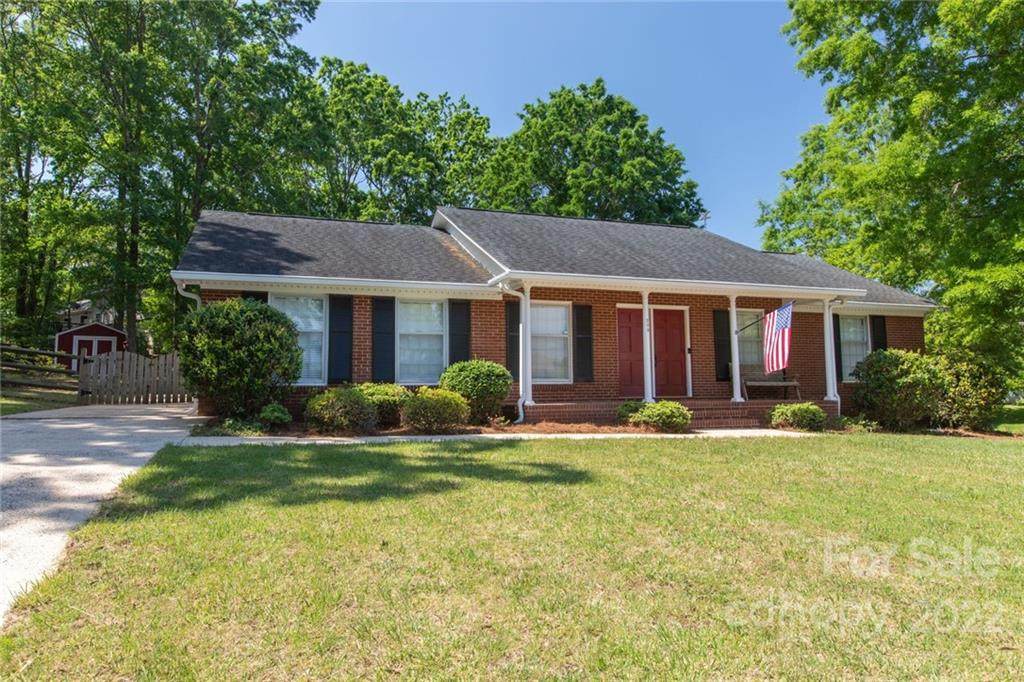 209 Falling Tree Lane - Photo 1