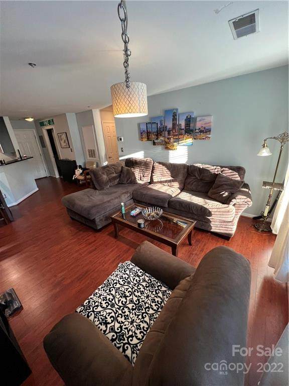 521 Graham Street - Photo 1