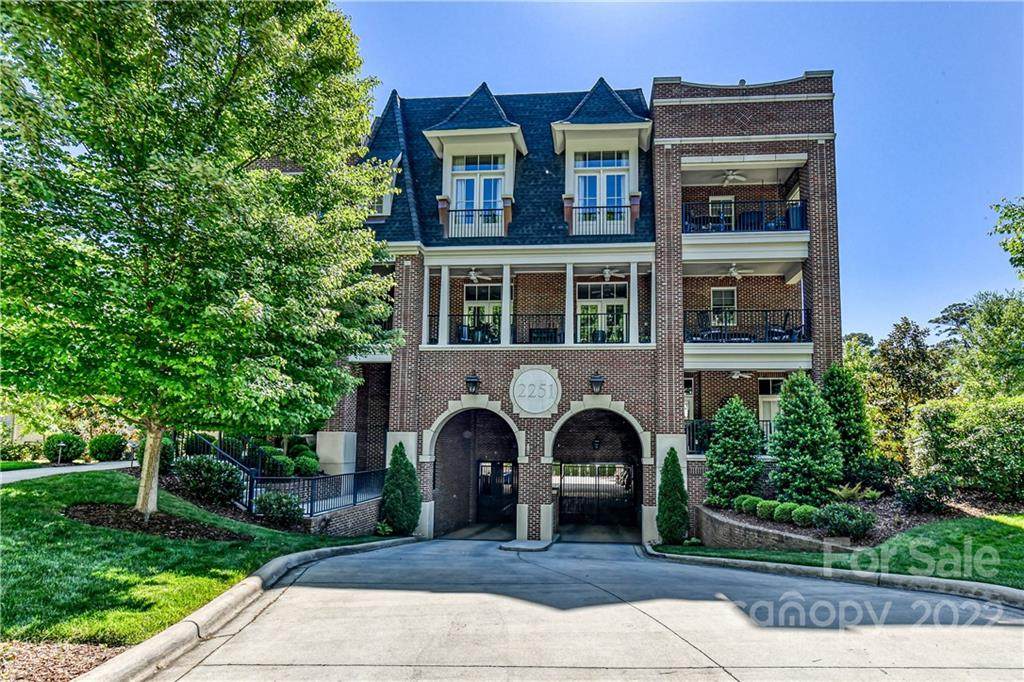 2251 Selwyn Avenue - Photo 1