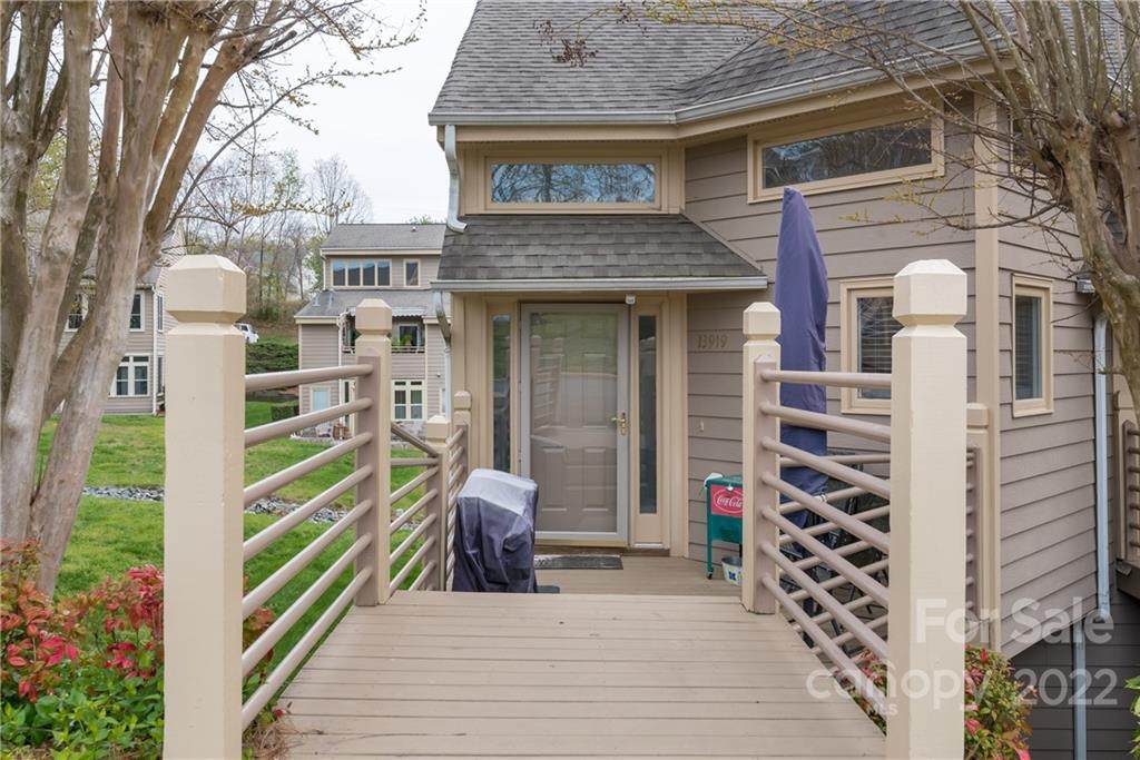 13919 Queens Harbor Road - Photo 1