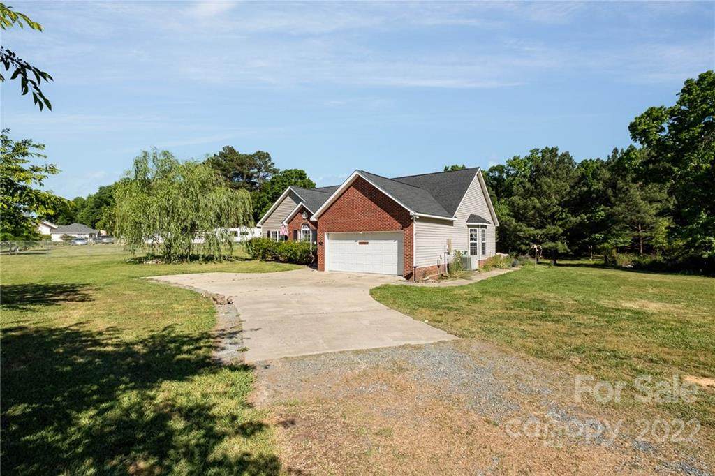 900 Pondside Drive - Photo 1