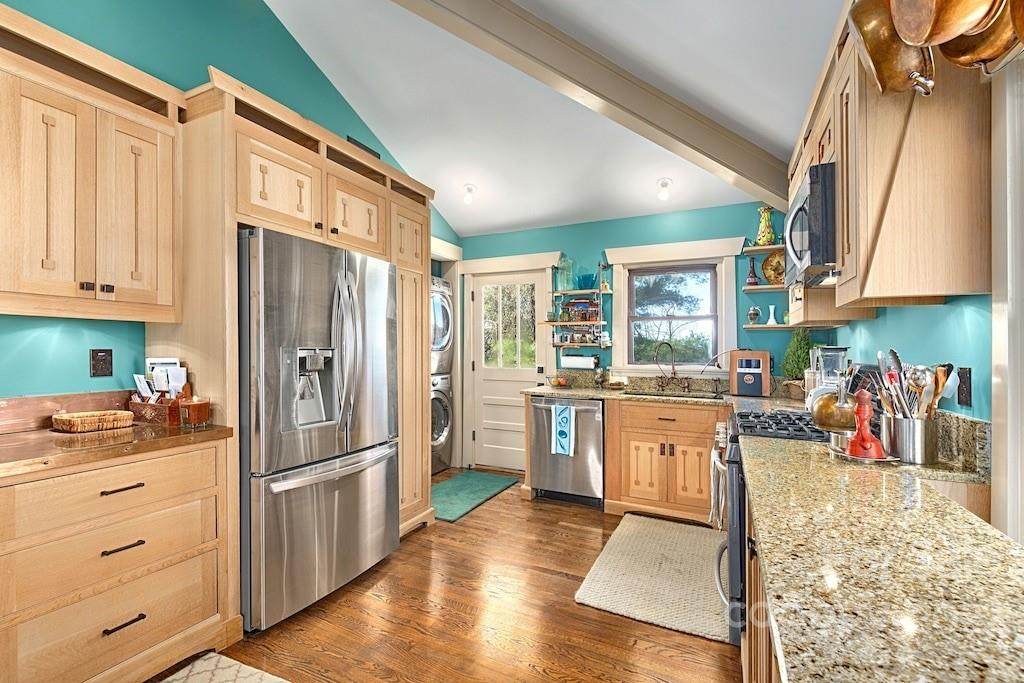 457 College Street - Photo 1