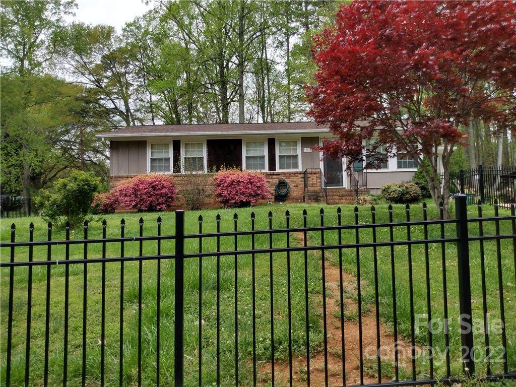 735 Woodlawn Avenue - Photo 1