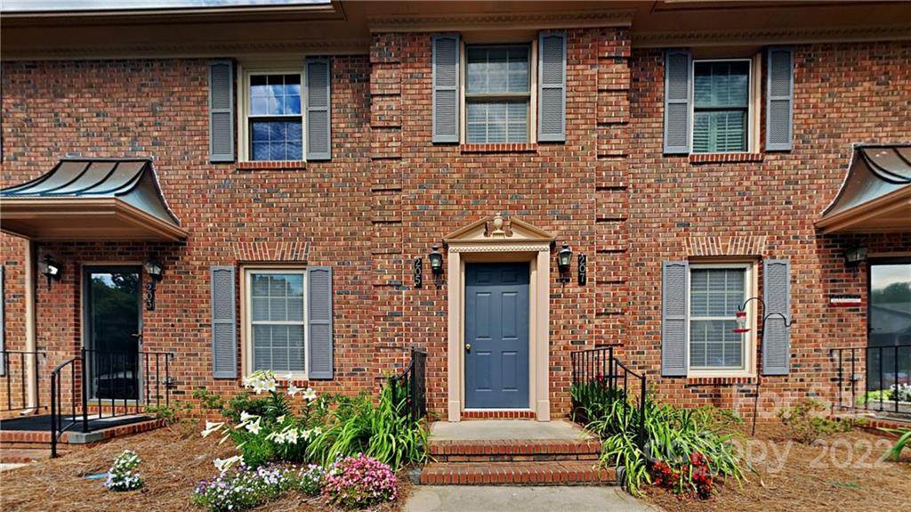 205 Pointe Circle - Photo 1