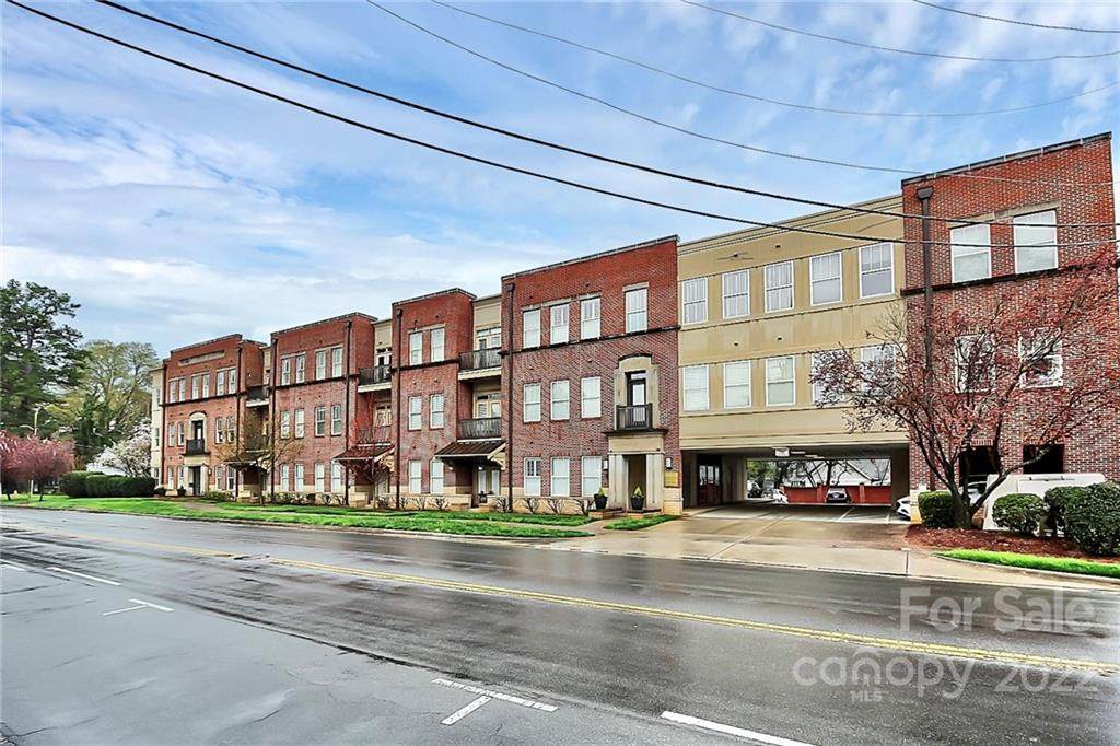 2938 Selwyn Avenue - Photo 1