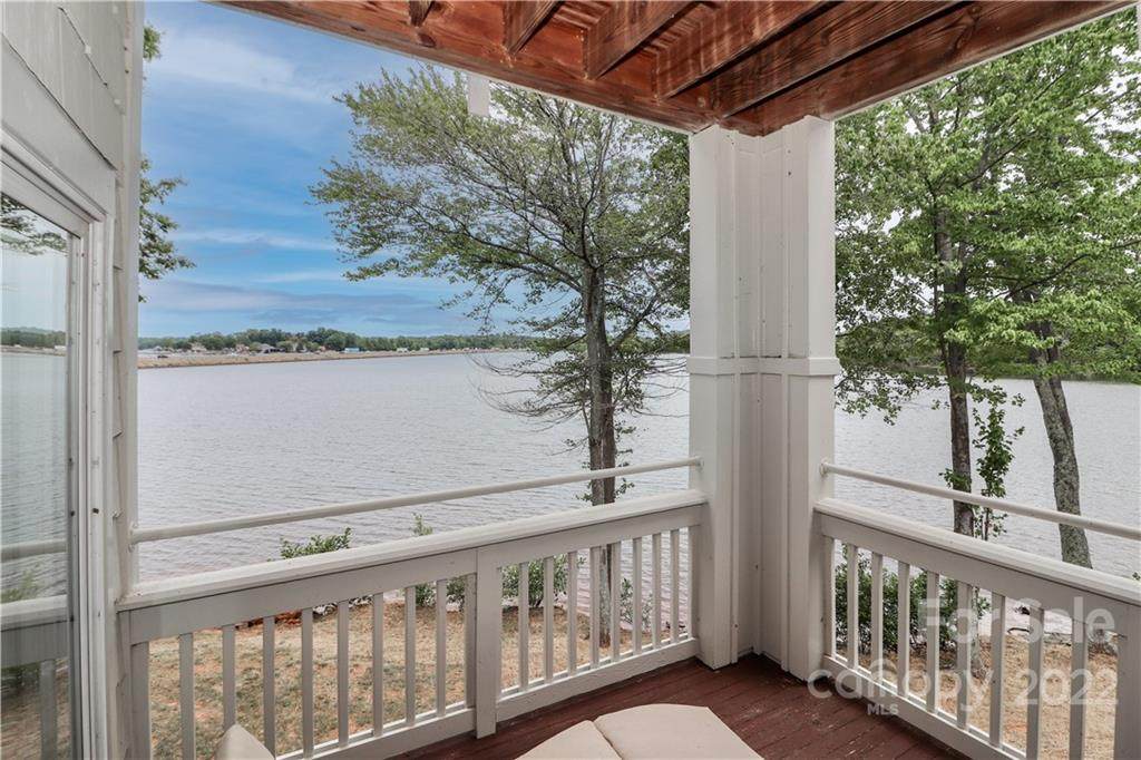 915 Northeast Drive - Photo 1