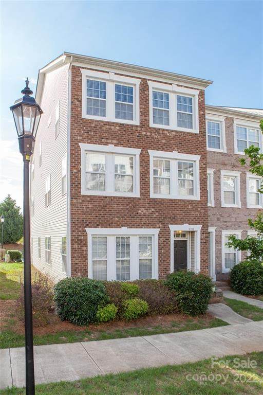9708 Kings Parade Boulevard - Photo 1