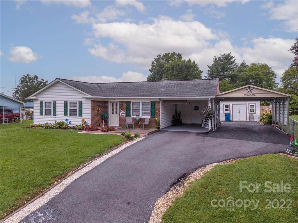 218 Foxwood Drive - Photo 1