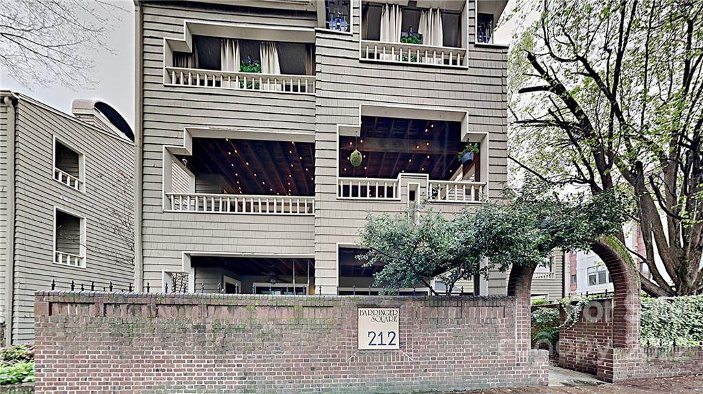 212 10th Street - Photo 1
