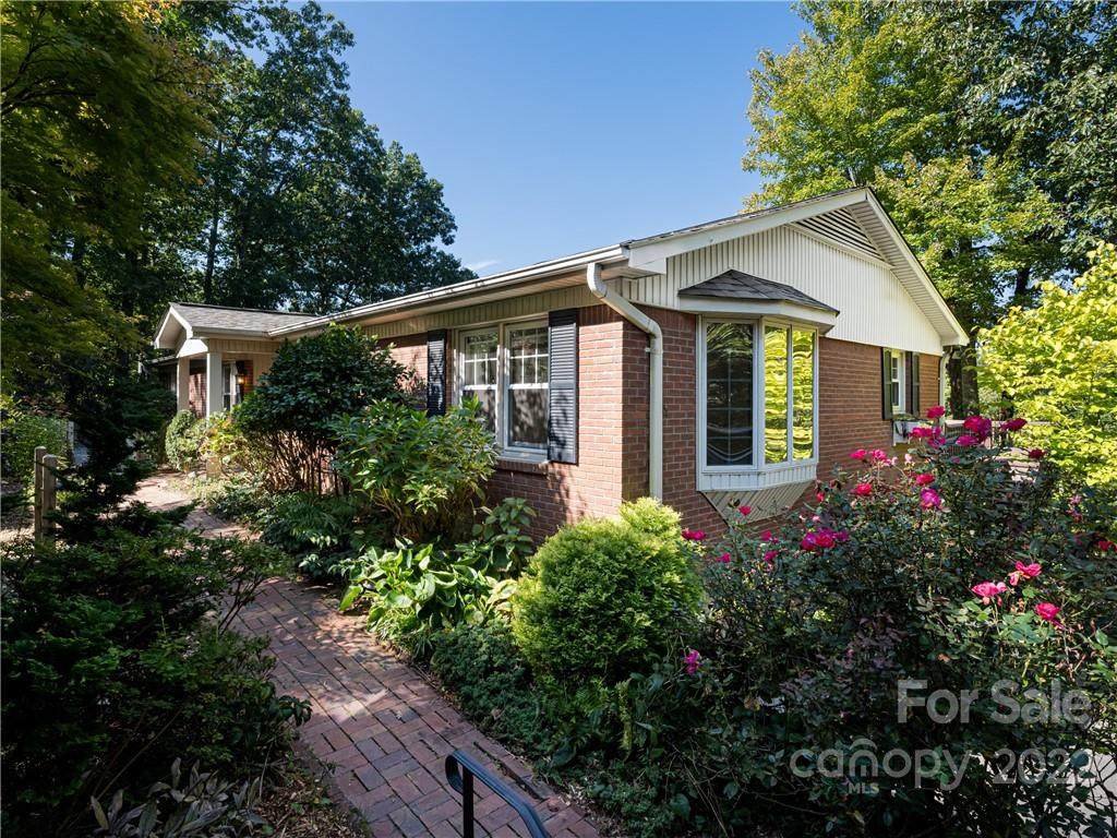 615 Goldview Drive - Photo 1