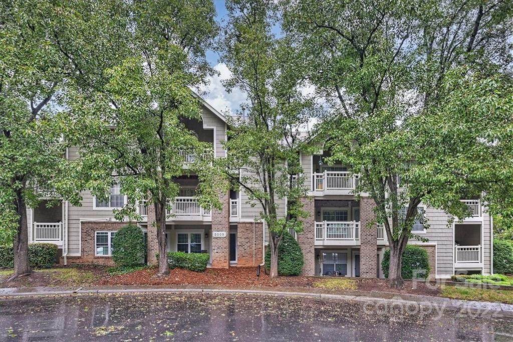5009 Sharon Road - Photo 1