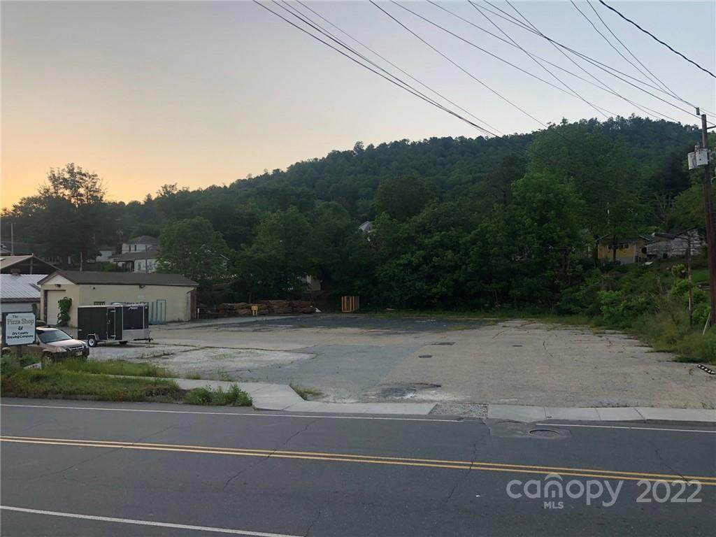 585 Oak Avenue - Photo 1