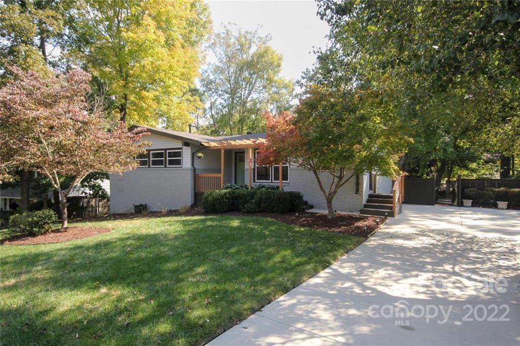 1210 Crown Court - Photo 1
