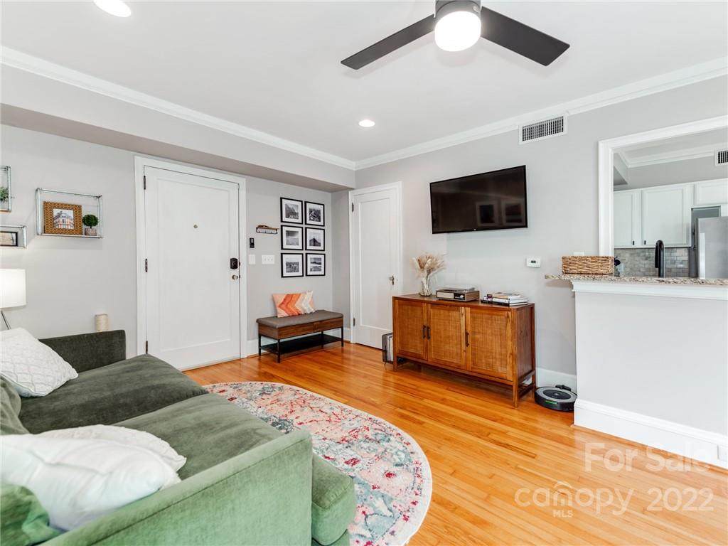 712 Louise Avenue - Photo 1