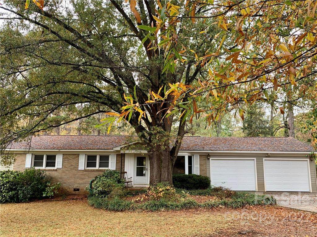 2810 Dogwood Circle - Photo 1