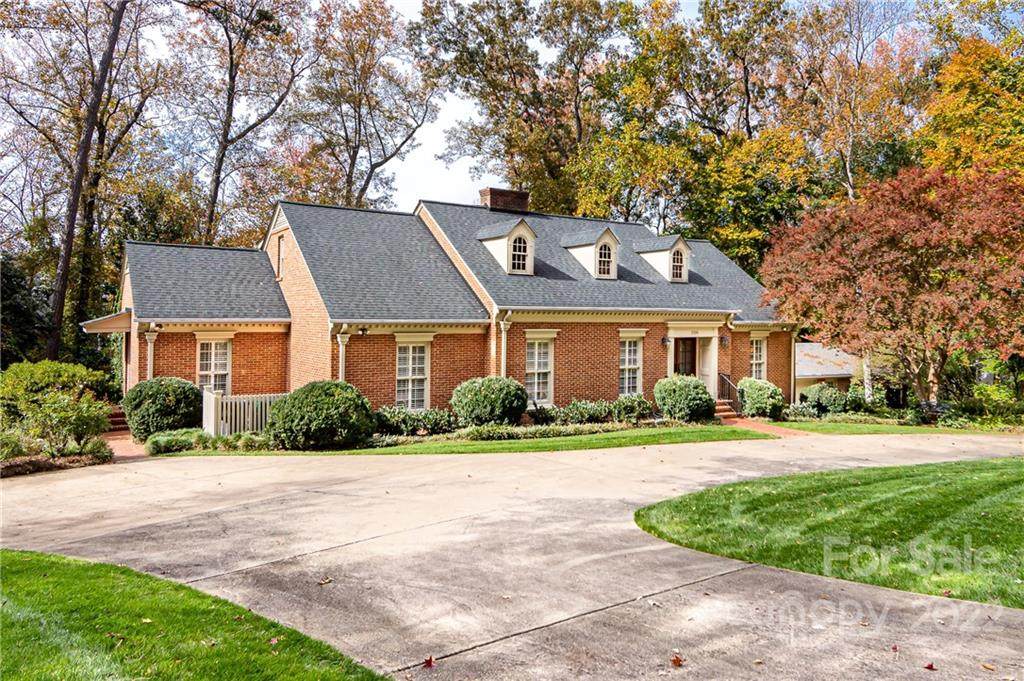 2106 Pinewood Circle - Photo 1