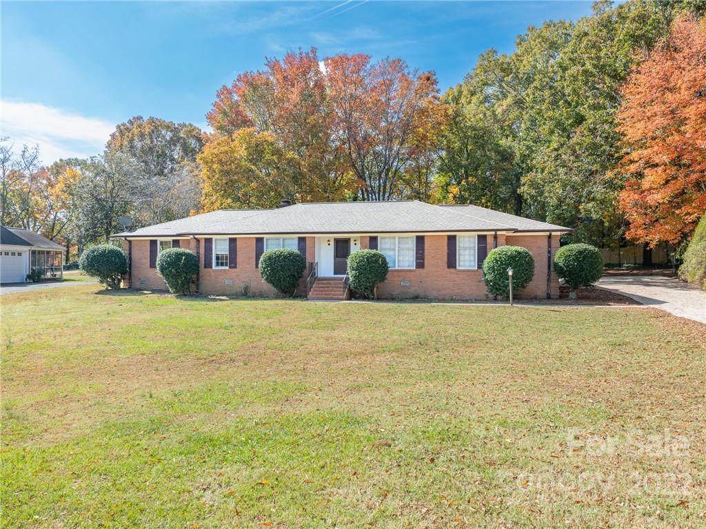 1404 Lakeview Drive - Photo 1
