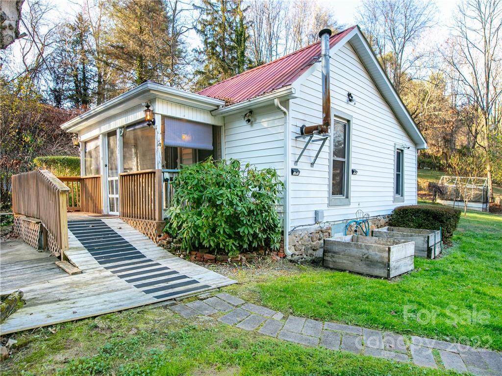 405 Daisey Avenue - Photo 1