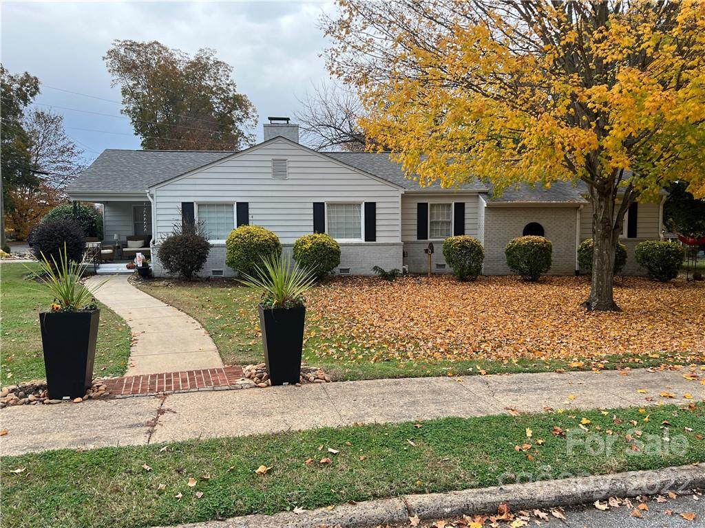 601 Crescent Circle - Photo 1