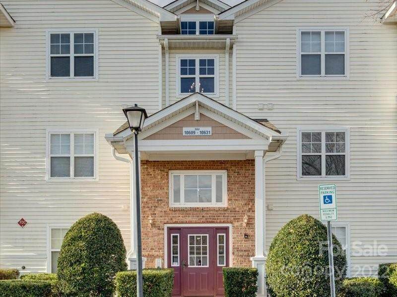 10623 Hill Point Court - Photo 1