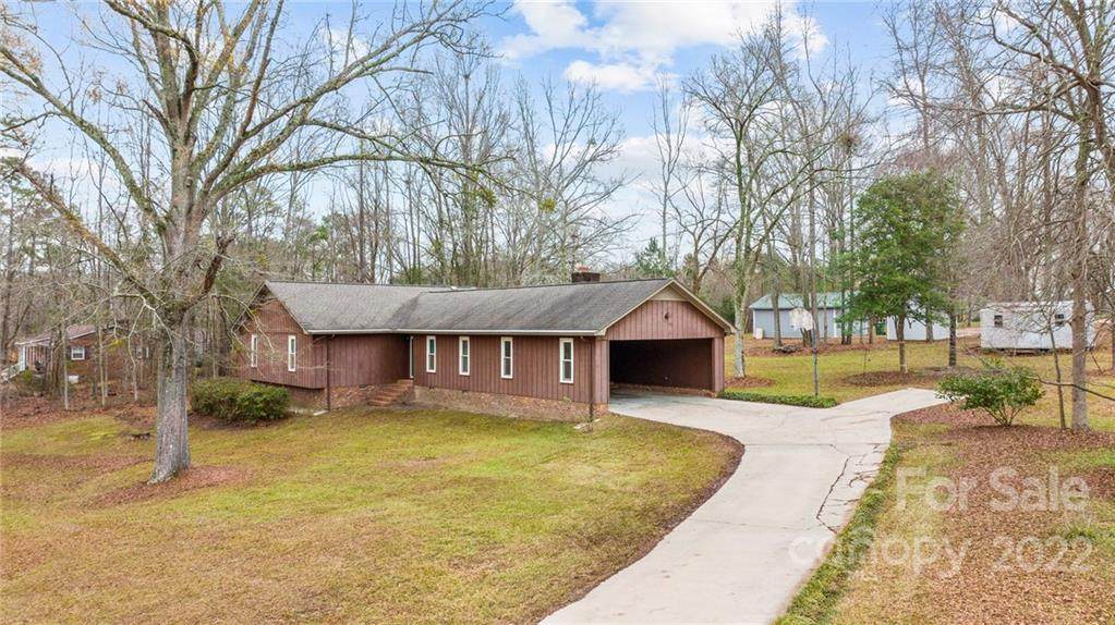 2765 Pineview Drive - Photo 1