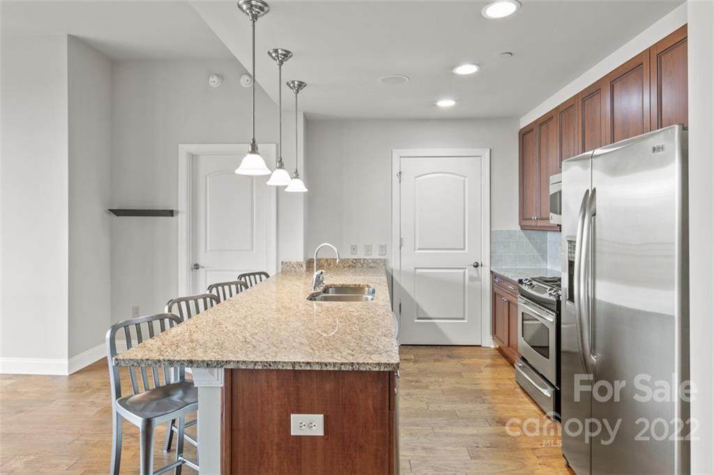 701 Royal Court - Photo 1