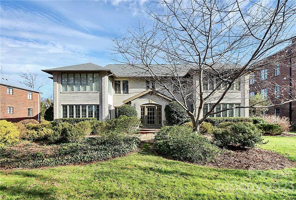 2243 Selwyn Avenue - Photo 1