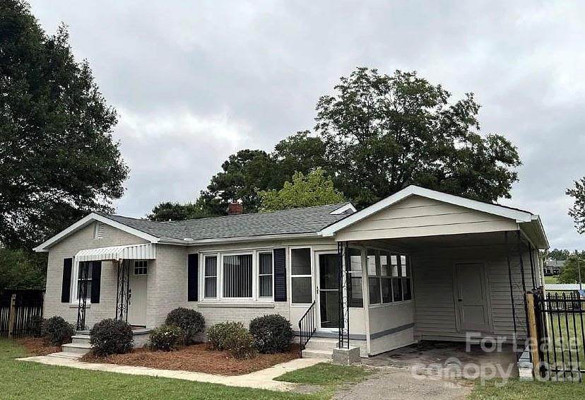 903 Lakeview Drive - Photo 1