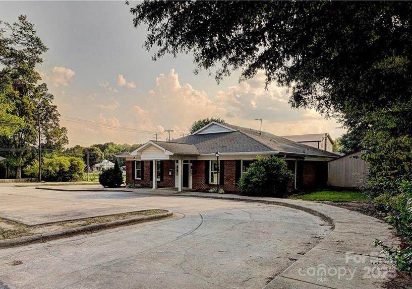 112 Oak Street - Photo 1