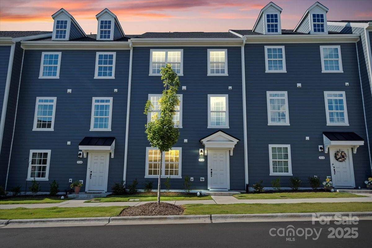 512 Whitehall Circle - Photo 1