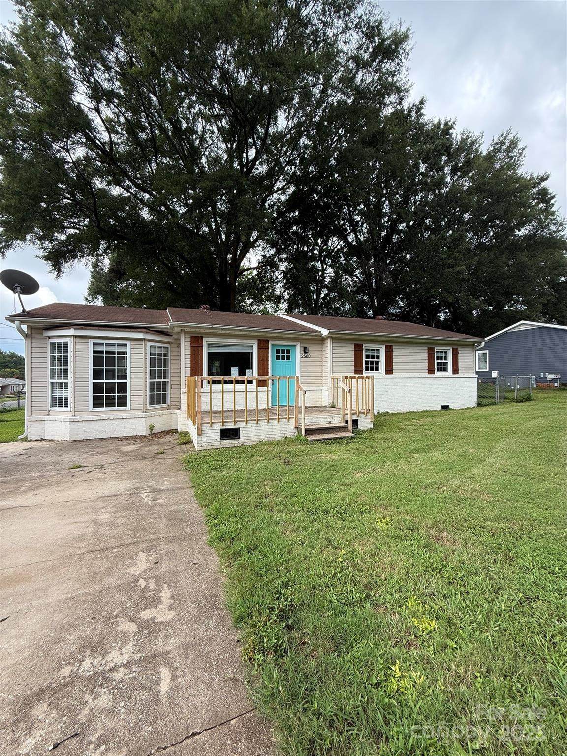 2560 Oakwood Avenue - Photo 1