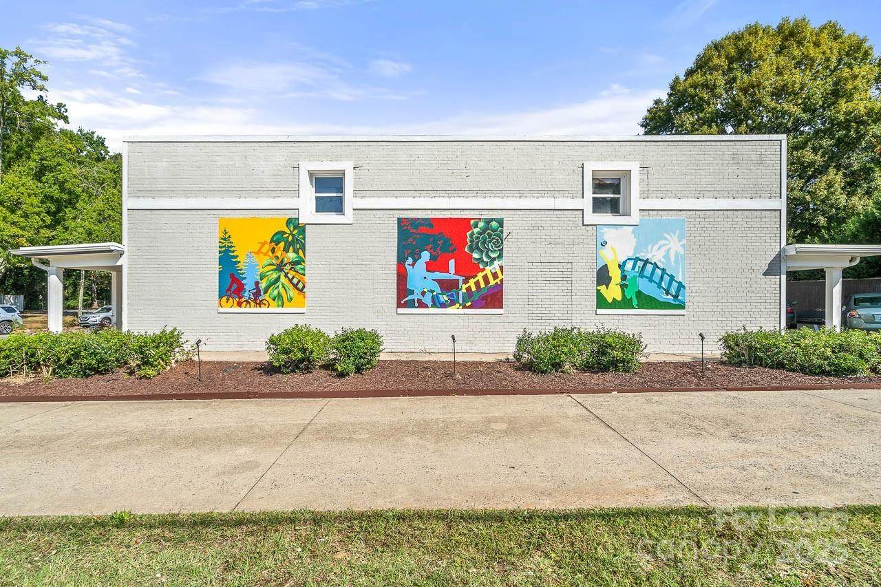 604 Iredell Avenue - Photo 1