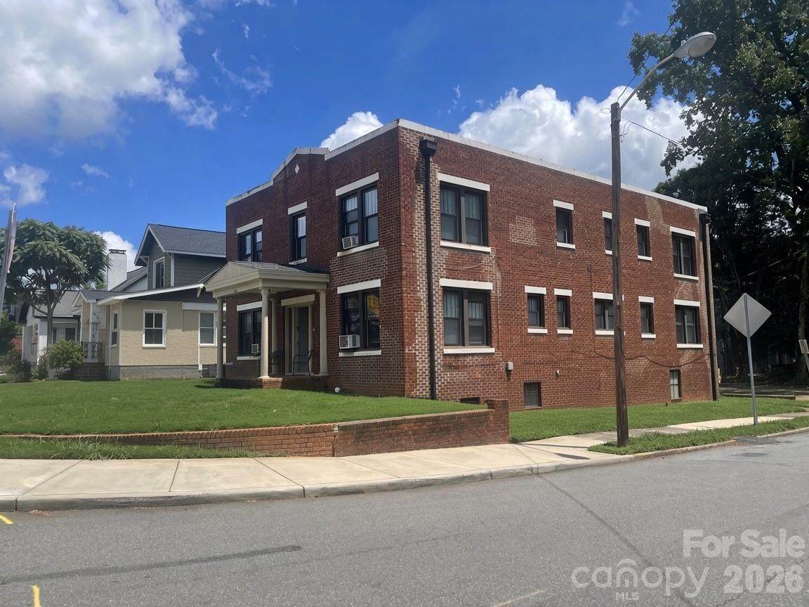 600 Hawthorne Lane - Photo 1