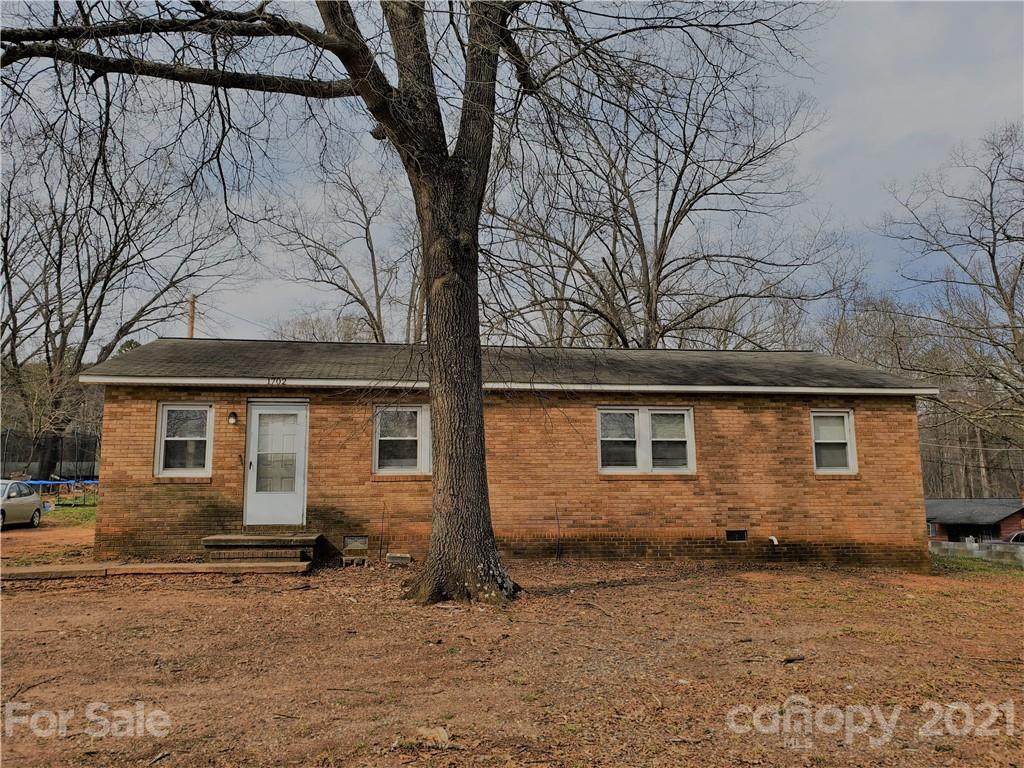 1702 Lakeview Drive - Photo 1