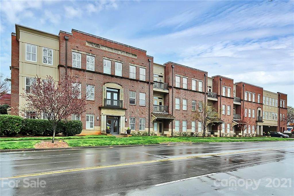 2938 Selwyn Avenue - Photo 1