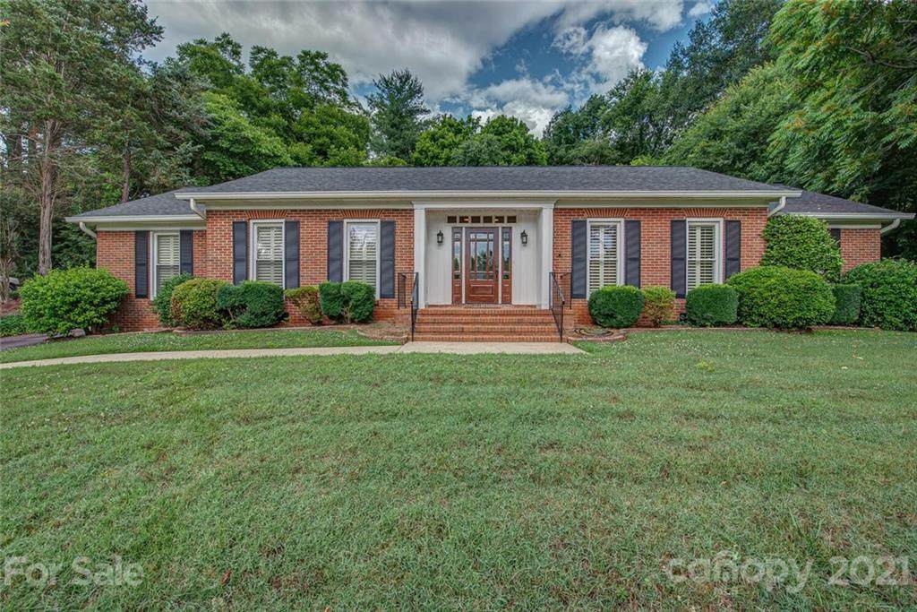 214 Country Club Circle - Photo 1