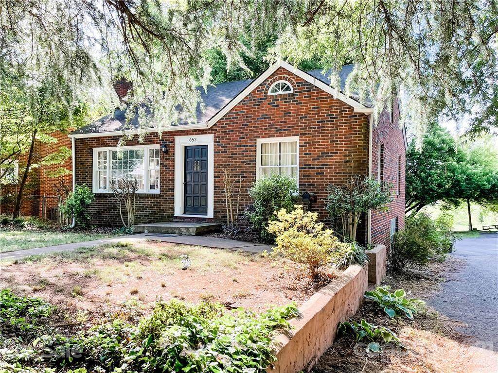 652 Davie Avenue - Photo 1