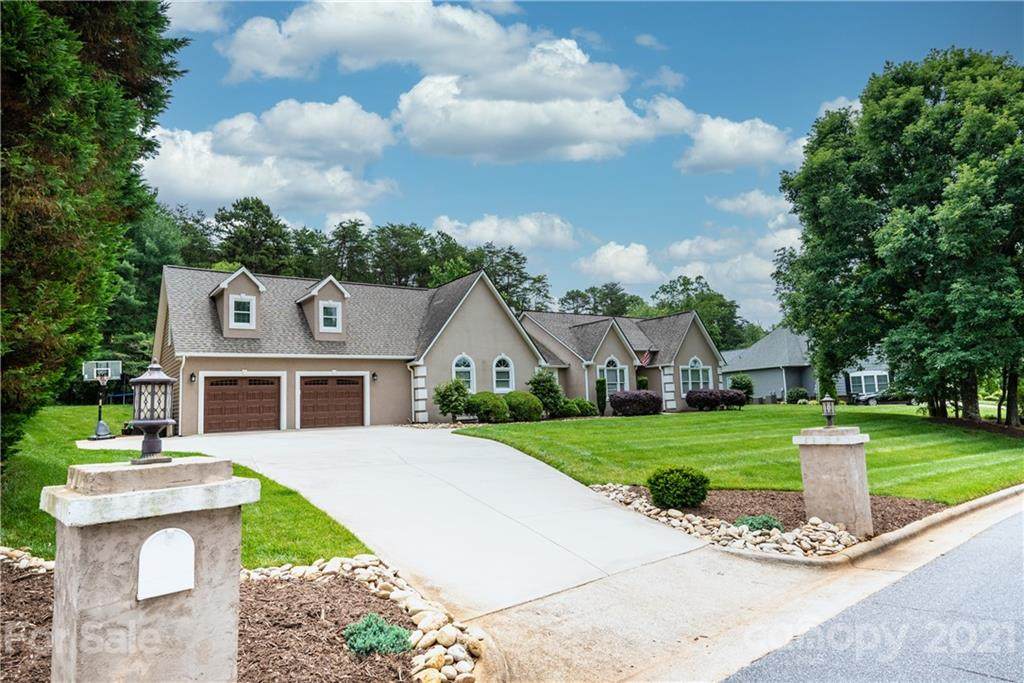 4062 Pinecrest Drive - Photo 1