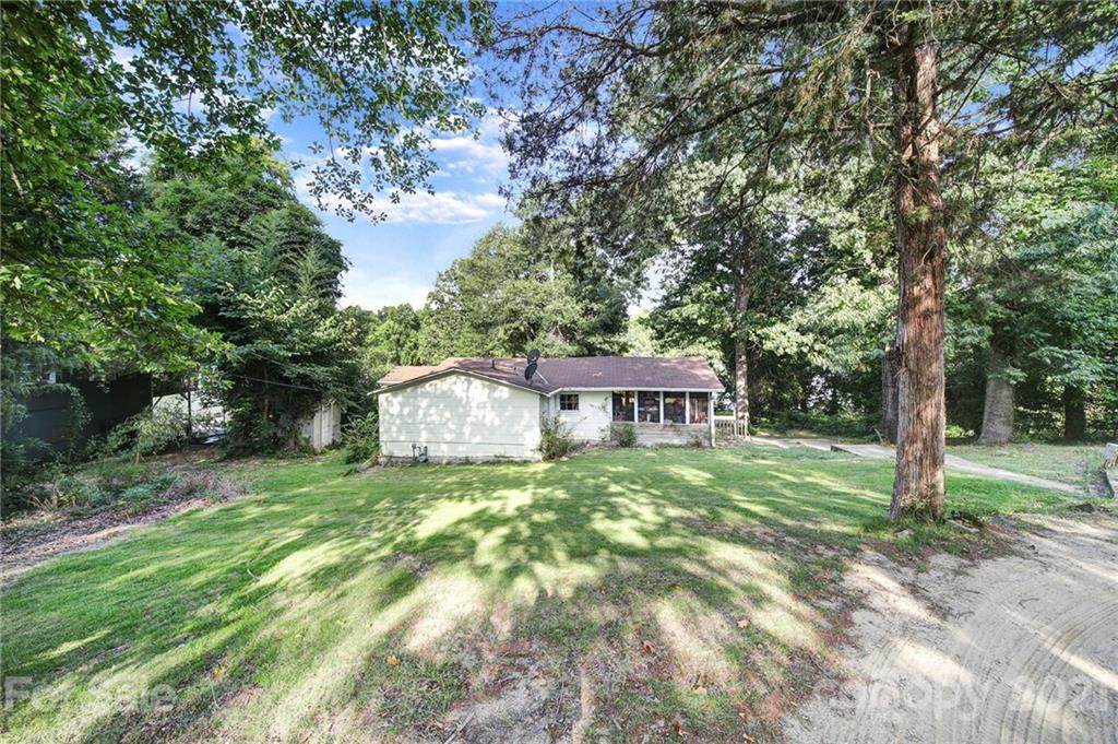 1561 Museum Road - Photo 1