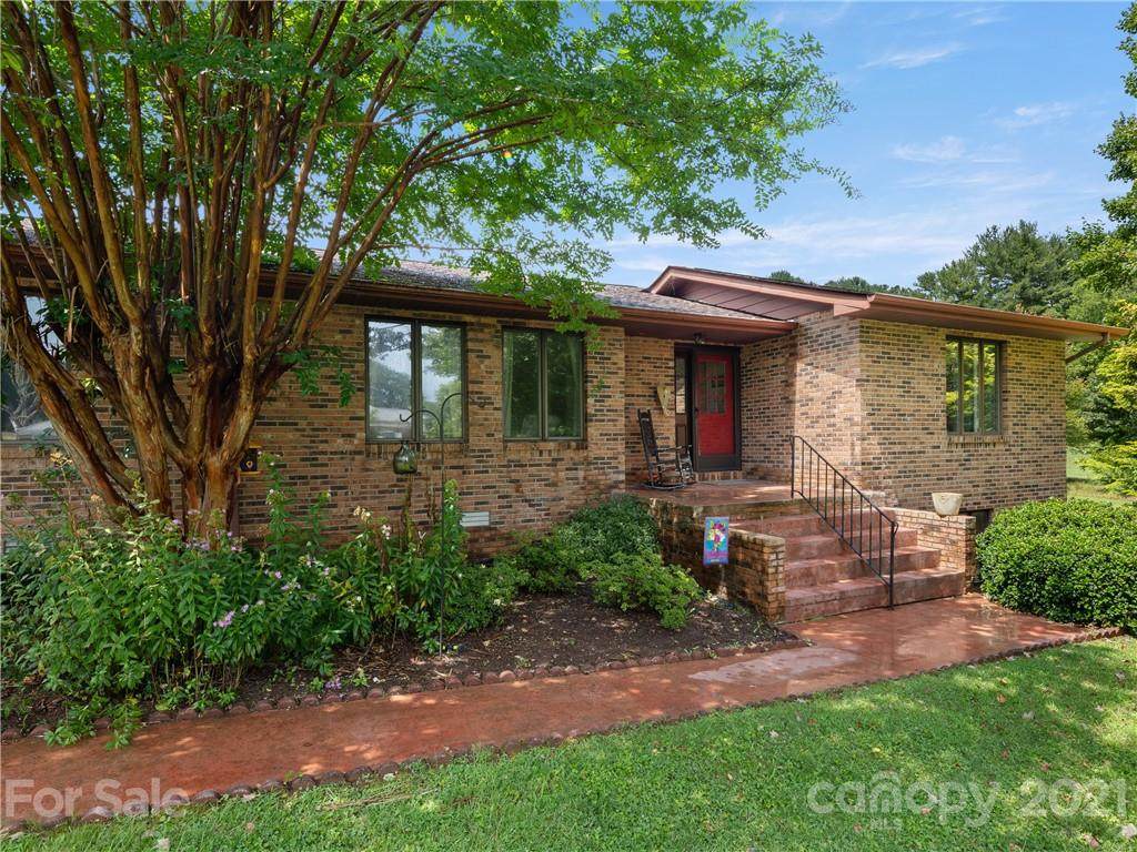 460 Eastview Drive - Photo 1