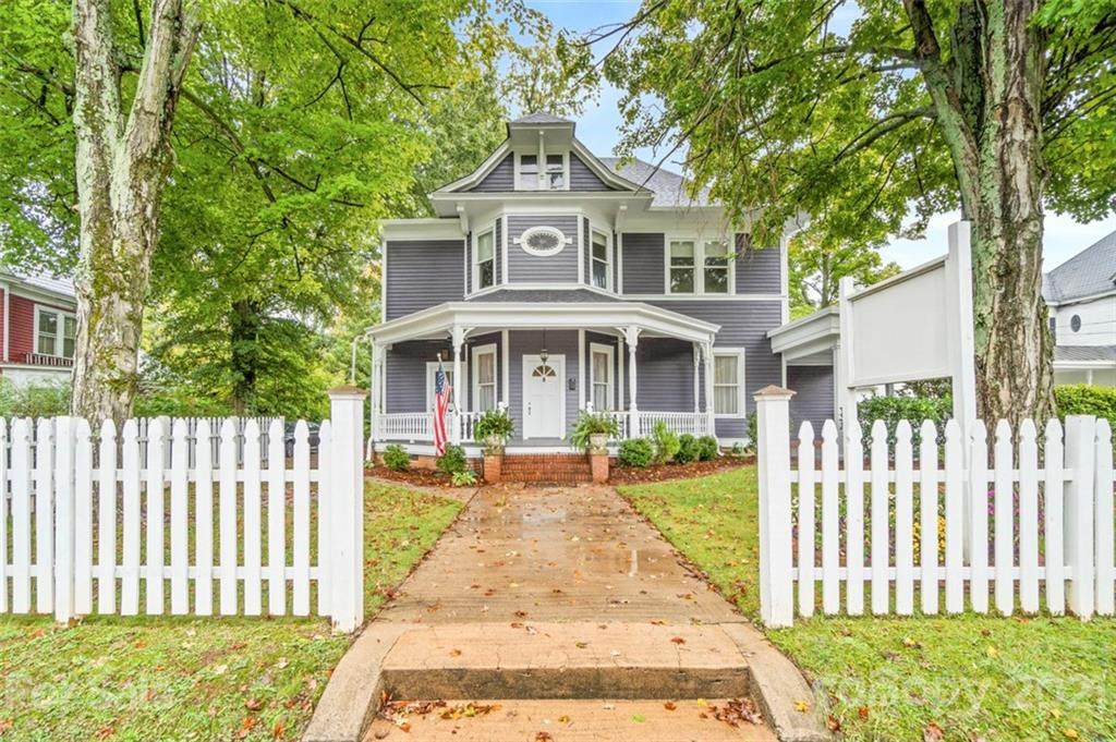 328 Davie Avenue - Photo 1