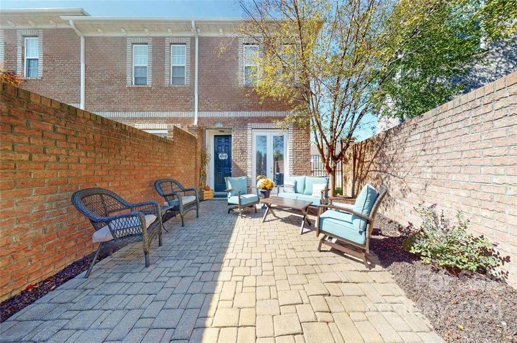 385 Dumbarton Street - Photo 1