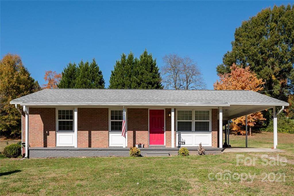 724 Pine Circle - Photo 1