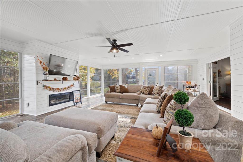 1364 Cole Avenue - Photo 1