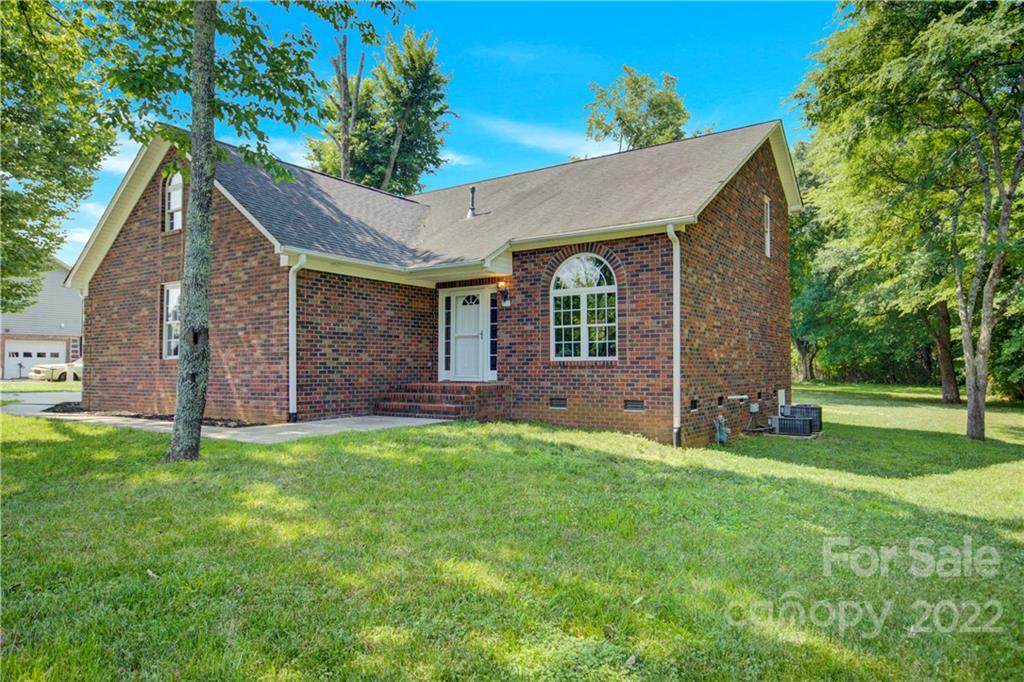 211 Cheval Trail - Photo 1